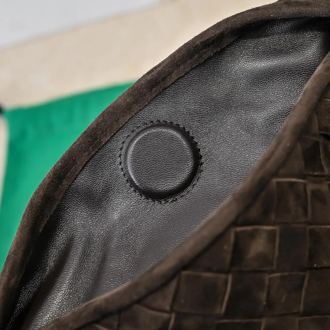 Batch 1860 #Bv new small HOP bag-nubuck leather is here! The bag body and handles are made of a whole piece of woven leather. The bag body is soft and lazy. Hop symbolizes the praise of innovation and eternal craftsmanship [love]. The pyramid silhouette combines practicality and fashion. It is modern and casual. The double-sided closure design of the bag mouth is more convenient and safe! The cowhide texture also makes the bag more wear-resistant and durable. A must-have for fashionable ladies who like minimalism yet comfortable and casual! Size: 41x20.5x7.5, Model: 3966#一
